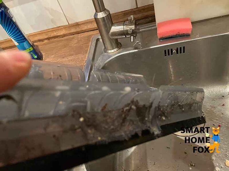 Опорожнение контейнера для отработанной воды электрошвабры Karcher FC 7 Premium.